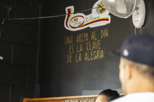 On one of the walls inside the venue, you can read the following rhyming phrase: "An Arepa a day is the key to joy."