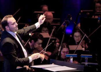 Roberto Kalb conducting