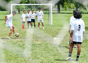 Middle school participants cycle through turns during passing drills led by Querétaro FC coaching staff