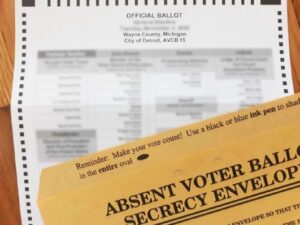 More than 1.5 million Michigan voters have been sent an absentee ballot and more than 634,000 have already been returned ahead of the August 6 primary election. Photo: Shutterstock Más de 1,5 millones de votantes de Michigan han recibido una papeleta por voto ausente, habiendo sido devueltas más de 634.000 antes de las elecciones primarias del 6 de agosto. Fuente: Shutterstock