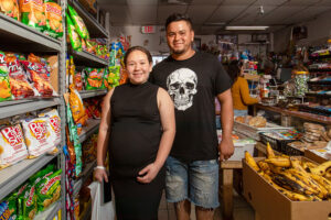 Heydi Paola de Nicaragua (izquierda) junto a Alex Alberto de El Salvador después de comprar en La Cuscatleca. “Venimos aquí desde Saline al menos dos veces al mes para encontrar productos que no podemos comprar en ningún otro lugar.”