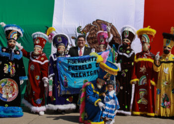 Members of the Huehuentzin Chinelo de Mexico group stand with Consul of Mexico, Roberto Nicolas Vasquez. Photo by Luciana Vega