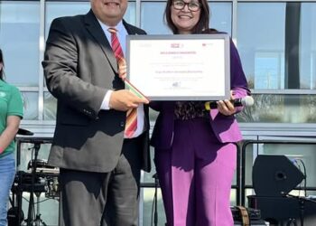 Mexican Consul Roberto Nicolas presents the Ohtli Award to Luz Acosta at the Grito Ceremony in Mexicantown in September 2024