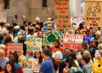 En medio de la incertidumbre de la temporada electoral, cientos de personas se reunieron para una misa que celebraba la Jornada Mundial del Migrante y del Refugiado el 29 de septiembre en la Catedral del Santísimo Sacramento en Detroit. Crédito: Tom Tomala/Strangers No Longer