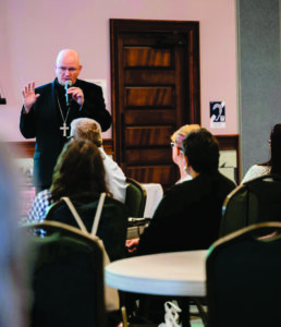 “Creo que la Arquidiócesis de Detroit tiene la bendición de contar con un líder como el Arzobispo Weisenburger”, dijo Elena Dwyre, directora ejecutiva de Catholic Community Services of Southern Arizona. “Lo conozco desde hace dos años, y siempre está disponible, no importa el día ni la hora. Te escucha y hace lo que es mejor. Él es alguien que predica con el ejemplo, y aunque todos estamos felices por Detroit, estamos tristes de verlo partir”.