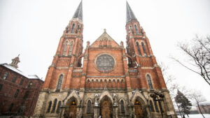 La Basilica of Ste. Anne, un emblemático templo de 139 añosserá completamente restaurada gracias a una alianza transformadora con The Catholic Initiative. The 139-year-old Basilica of Ste. Anne will undergo a $30 million “complete rehabilitation” thanks to a “transforma- tive partnership” with The Catholic Initiative. (Foto de / Photo by James Silvestri | Special to Detroit Catholic)