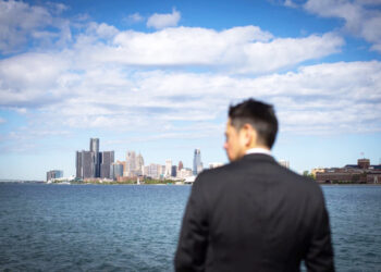 Co-writer and lead actor Alex Ruiz anticipates production of the film Love & Detroit during a recent Investor's Pitch. El co-guionista y actor principal Alex Ruiz anticipa la producción de la pelicula Love & Detroit durante un reciente Investor's Pitch