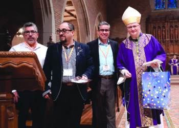 Representantes del ministerio hispano saludan al Arzobispo Edward J. Weisenburger después de la Misa en el Sacred Heart Major Seminary el 30 de marzo, donde el arzobispo celebró la liturgia de apertura de la XVI Conferencia de Hombres Hispanos