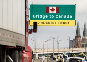 Por equivocación entró al puente que conduce a Canadá