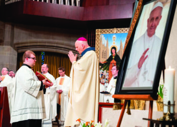El Arzobispo Edward J. Weisenburger dirige las oraciones durante una Misa en memoria del papa Francisco el 21 de abril en la Cathedral of the Most Blessed Sacrament en Detroit. El papa Francisco, quien ha liderado la Iglesia católica desde 2013, murió la madrugada del lunes, el día después del Domingo de Pascua. (Foto de Valaurian Waller | Detroit Catholic)