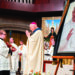 El Arzobispo Edward J. Weisenburger dirige las oraciones durante una Misa en memoria del papa Francisco el 21 de abril en la Cathedral of the Most Blessed Sacrament en Detroit. El papa Francisco, quien ha liderado la Iglesia católica desde 2013, murió la madrugada del lunes, el día después del Domingo de Pascua. (Foto de Valaurian Waller | Detroit Catholic)