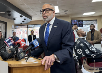 James Craig, un ex jefe de policía de Detroit, anuncia su campaña para alcalde a los reporteros de Executive Cuts & More. Foto: Annalise Frank/Axios