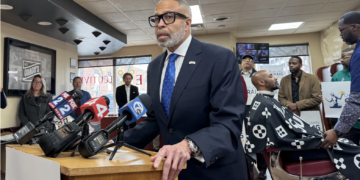 James Craig, un ex jefe de policía de Detroit, anuncia su campaña para alcalde a los reporteros de Executive Cuts & More. Foto: Annalise Frank/Axios
