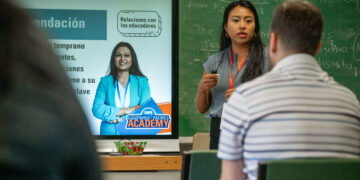 “Equipando Padres” Empowers Hispanic Families with Tools for College Success