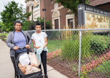 Centros de ayuda parroquiales enfrentan mayores costos por recortes federales a bancos de alimentos