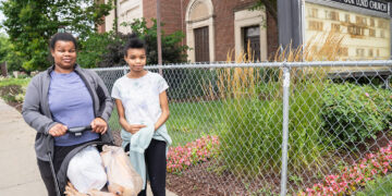 Centros de ayuda parroquiales enfrentan mayores costos por recortes federales a bancos de alimentos