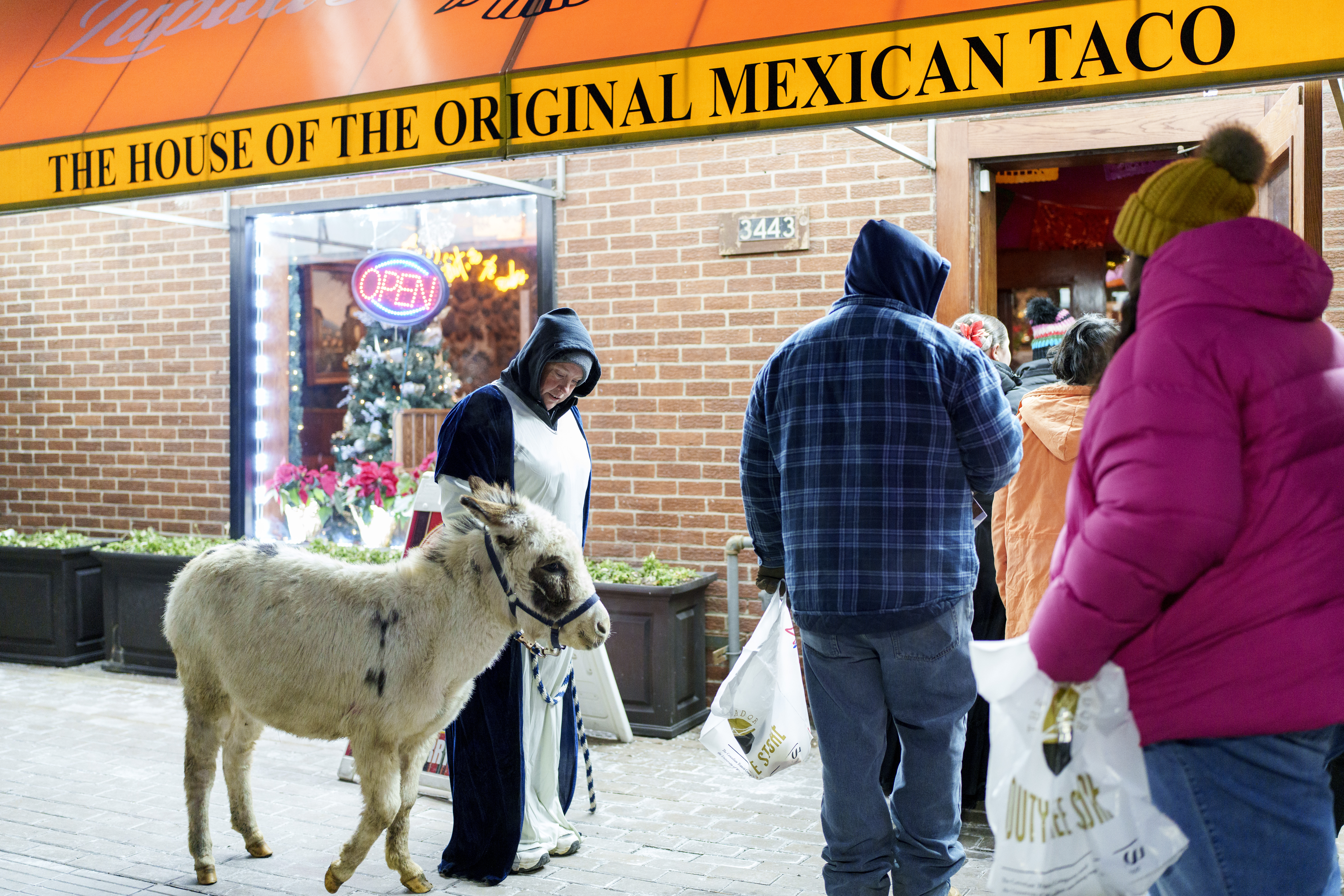 Southwest Holiday Fest Welcomes Visitors with Holiday Cheer Despite Freezing Temps