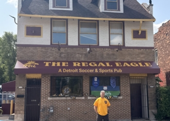 Keith Baldwin, owner of Regal Eagle Soccer Pub, stands outside the pub at 3537 Vernor Highway in Southwest Detroit. Photo by Andrés Ospina. 
Keith Baldwin, propietario de Regal Eagle Soccer Pub, frente al establecimiento en 3537 Vernor Highway, en el suroeste de Detroit. Foto de Andrés Ospina.