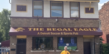 Keith Baldwin, owner of Regal Eagle Soccer Pub, stands outside the pub at 3537 Vernor Highway in Southwest Detroit. Photo by Andrés Ospina. 
Keith Baldwin, propietario de Regal Eagle Soccer Pub, frente al establecimiento en 3537 Vernor Highway, en el suroeste de Detroit. Foto de Andrés Ospina.